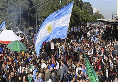 Frente universitario realiza protesta en Argentina