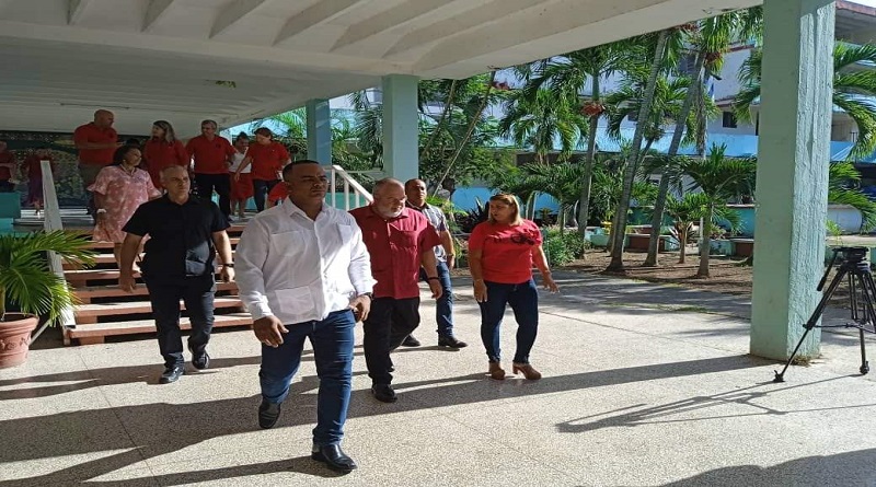 Recorre primer ministro cubano instituciones educativas de Villa Clara